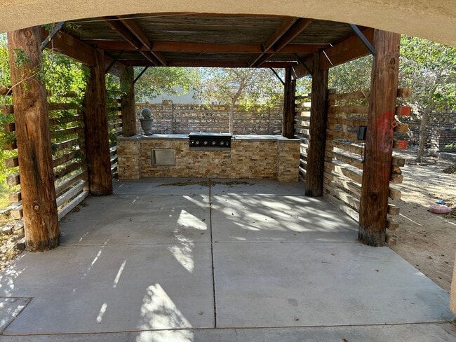 Building Photo - MOVE-IN READY!