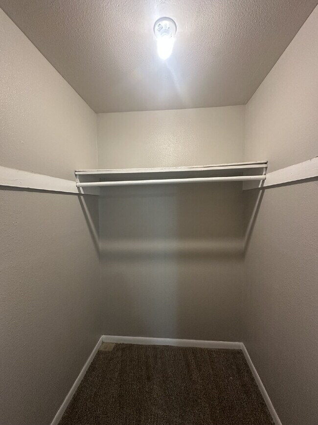 Building Photo - 2 Bedroom, 1 Bath Apartment
