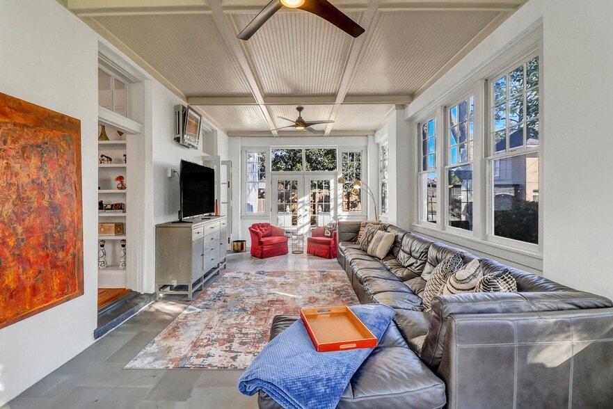 Building Photo - 602 E Victory Dr