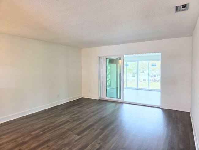 Building Photo - 2 bedroom, 2 bath condo in "The Islands"