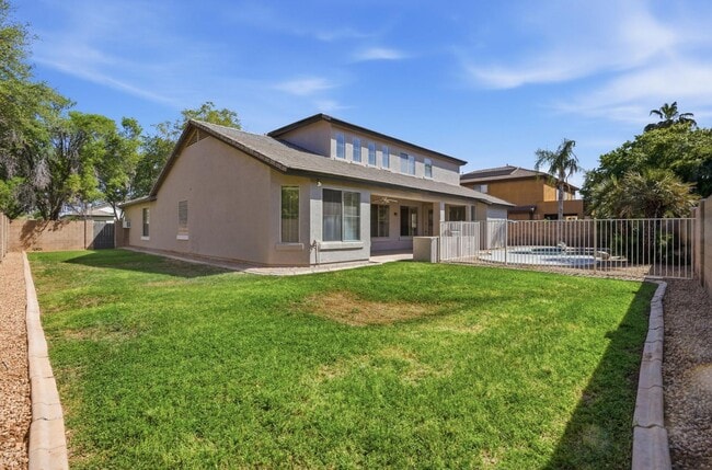 Building Photo - 3565 E Vaughn Ct