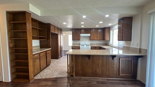 Building Photo - West Palmdale Home