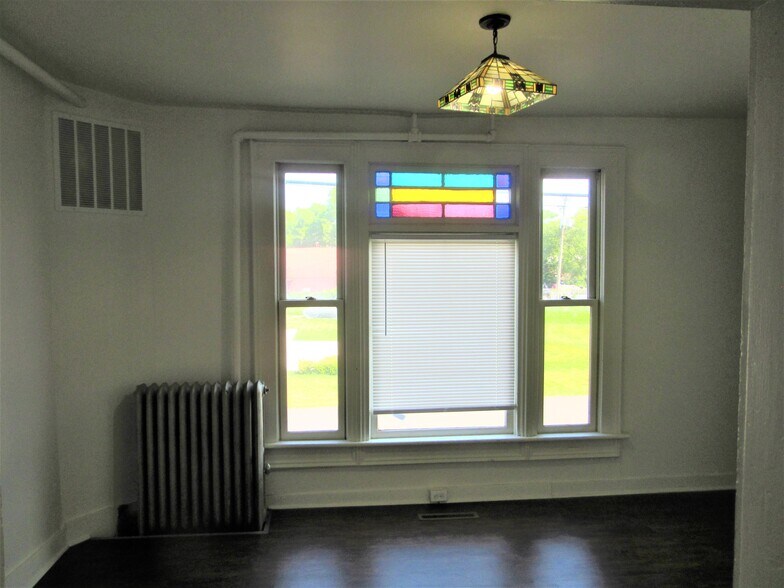 dining room - 704 N Randolph St