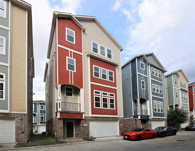 Building Photo - 2114 Bidwell Dr