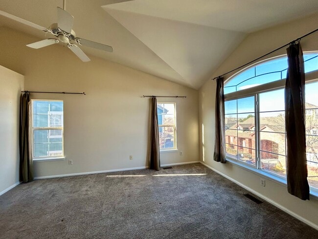 Building Photo - 2BR End Unit Townhome in Rock Creek