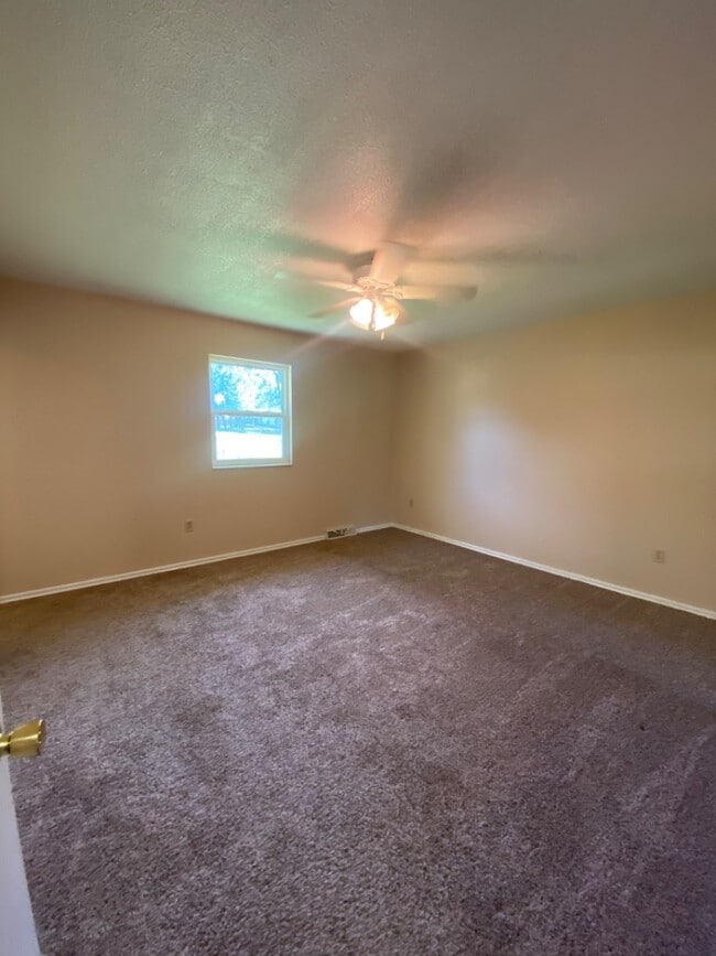 Building Photo - 1002 Glenn Dr