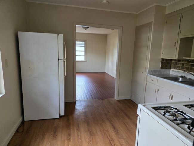 Building Photo - 211 W Main St