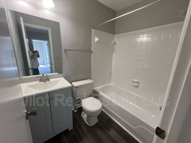 Building Photo - 803 Heritage Oaks Dr