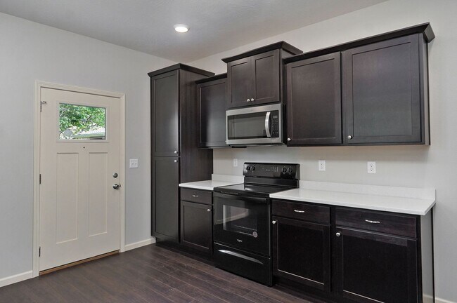 Building Photo - 1320 E Elm St