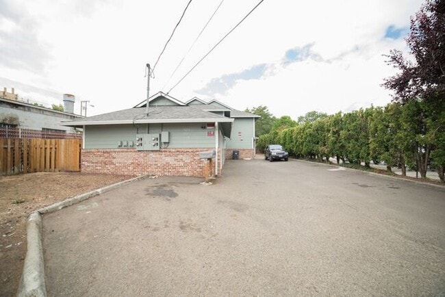 Building Photo - Townhome with Fresh Updates!!