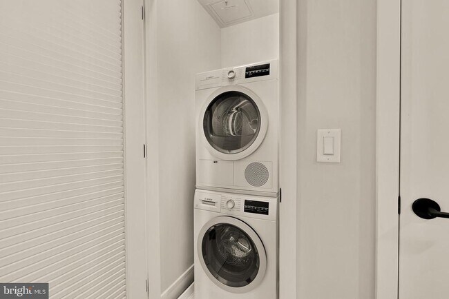 Building Photo - 1300 4th St SE