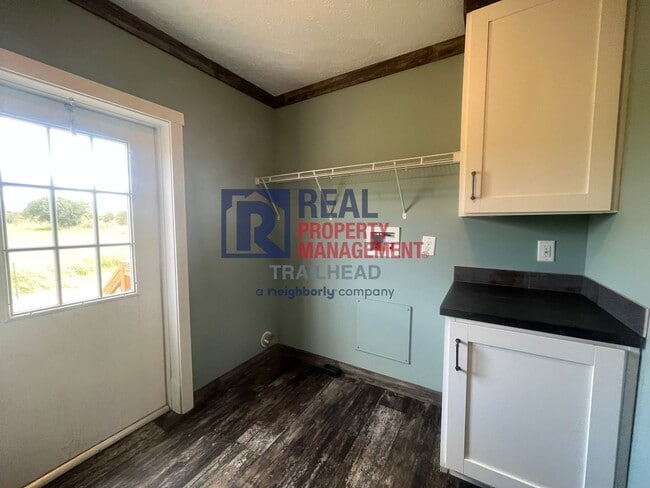 Building Photo - 3 Bed / 2 Bath Farmhouse Styled Home – Move In Ready