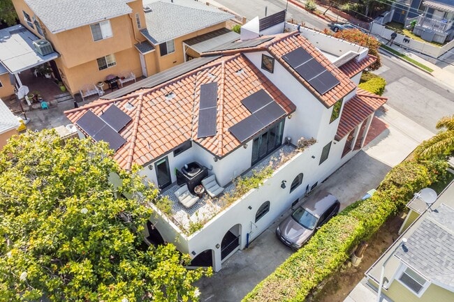 Building Photo - Prime Single Family Home