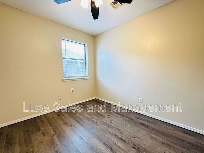 Building Photo - 522 Peppertree Ln