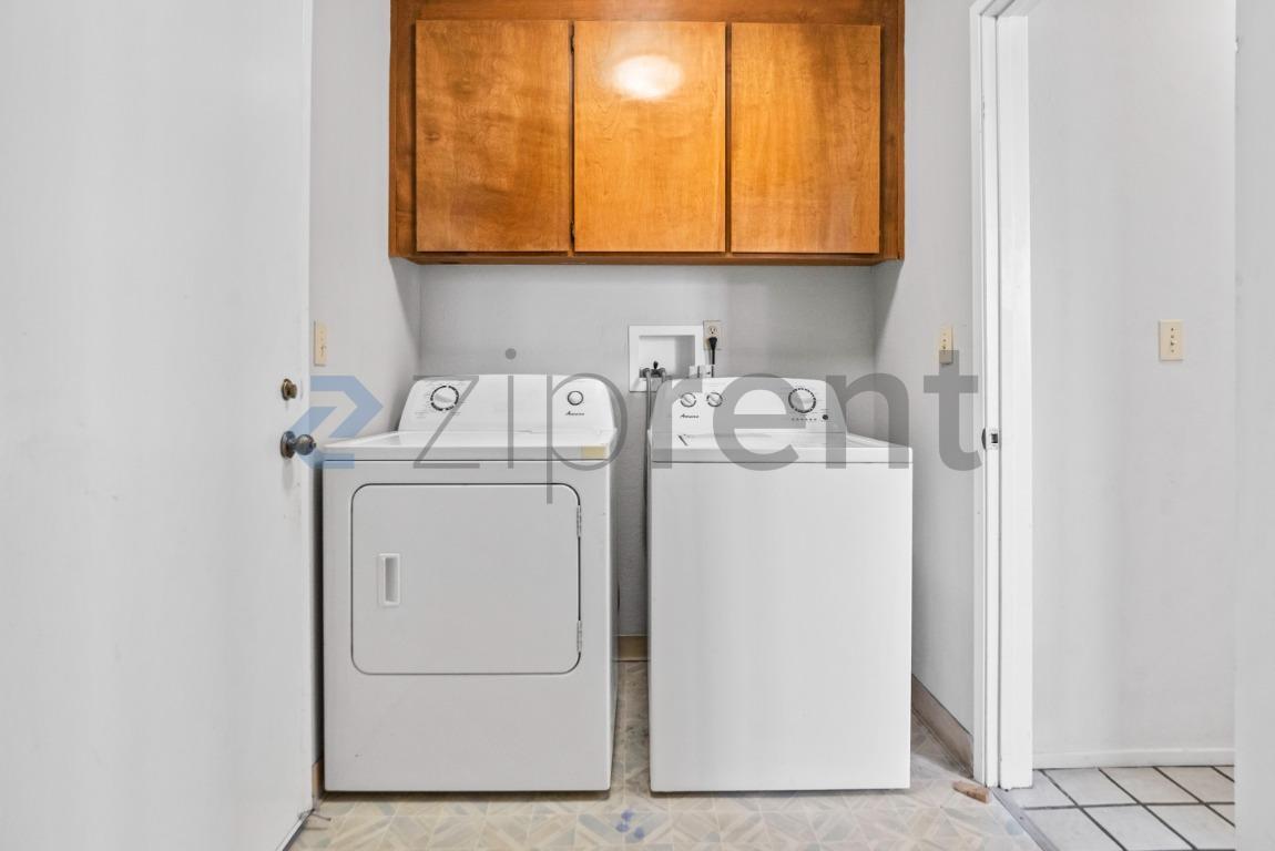 Building Photo - Unit