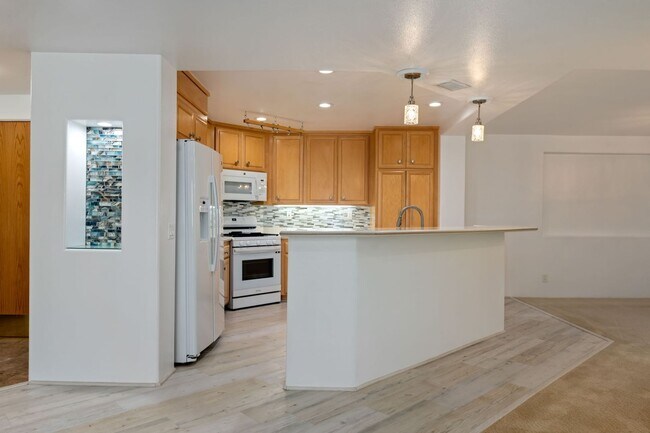 Building Photo - Extremely Rare Opportunity – 2 Bed / 2.5 Bath Luxury Condo at El Escorial Villas at East Beach