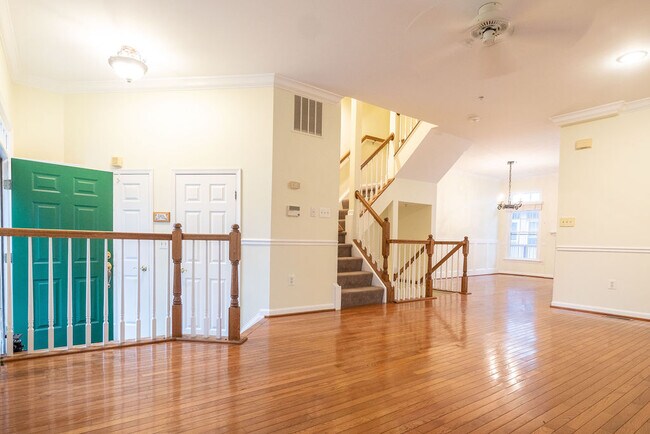 Building Photo - 719 N Vermont St