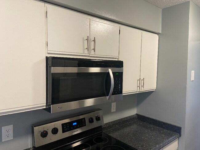 Building Photo - 3134 High Ridge Dr