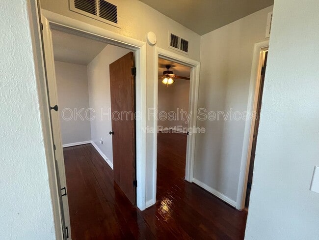 Building Photo - 137 SE 1st St