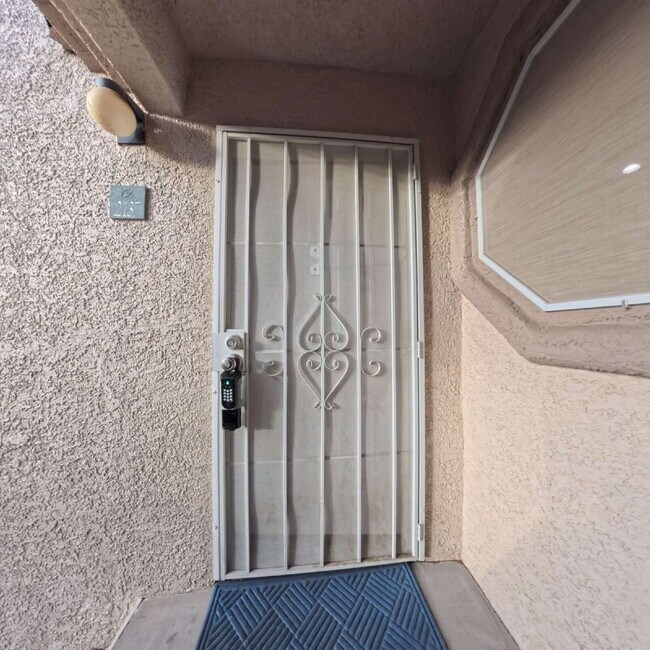 Building Photo - 1 BED 1 BATH CONDO 2nd FLOOR AT OPULENCE!