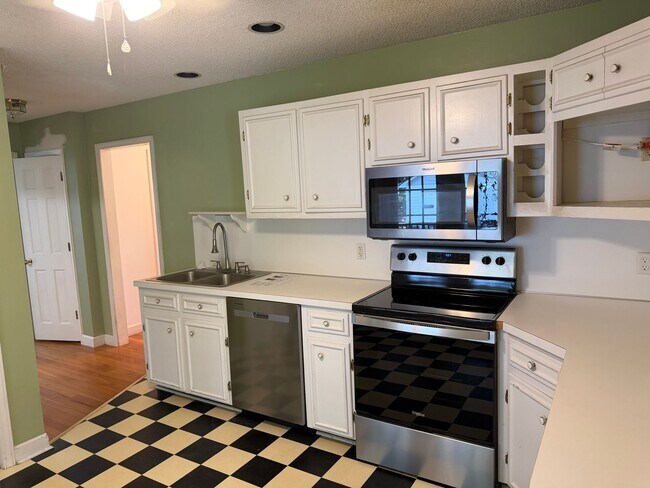Building Photo - 105 Demille Dr
