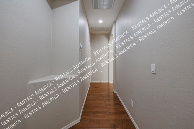 Building Photo - *$500 off the 1st full month's rent with a...