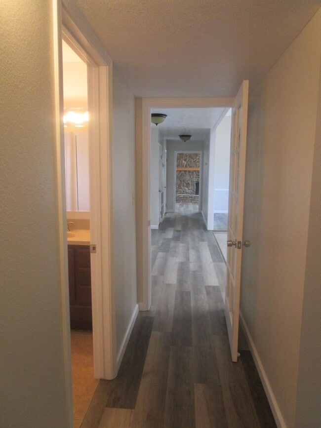 Building Photo - Please contact Vaughn Realty to set up an ...