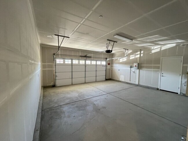 Building Photo - 3 Bedroom 2 Bathroom
