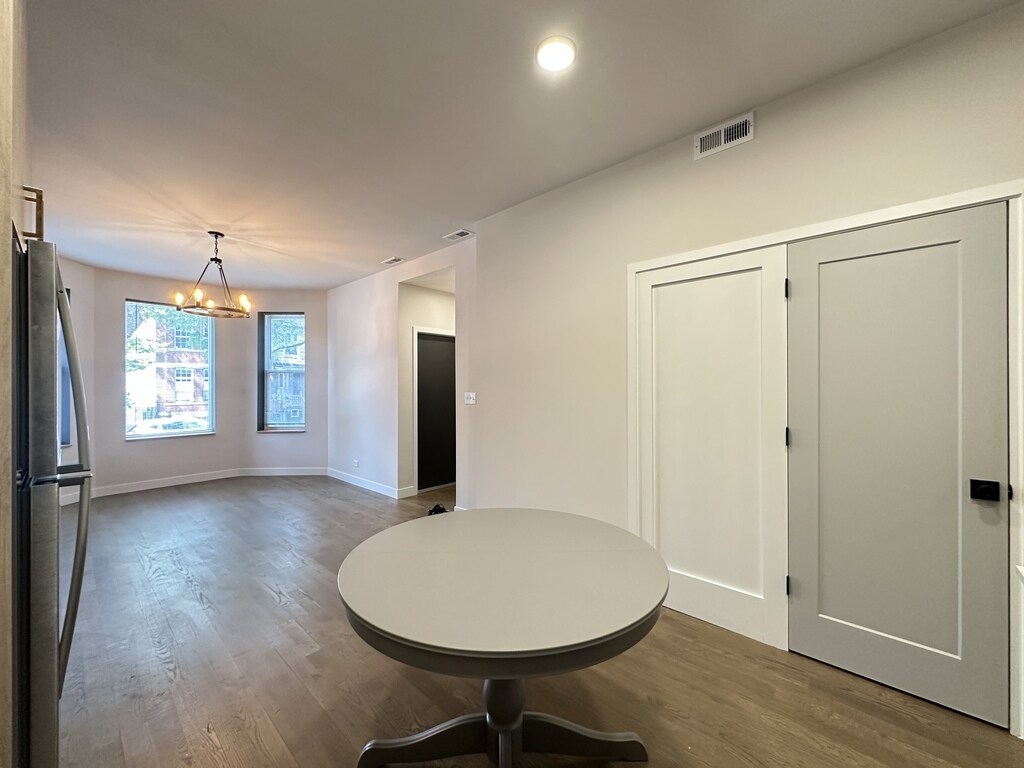 Building Photo - 841 N Mozart St