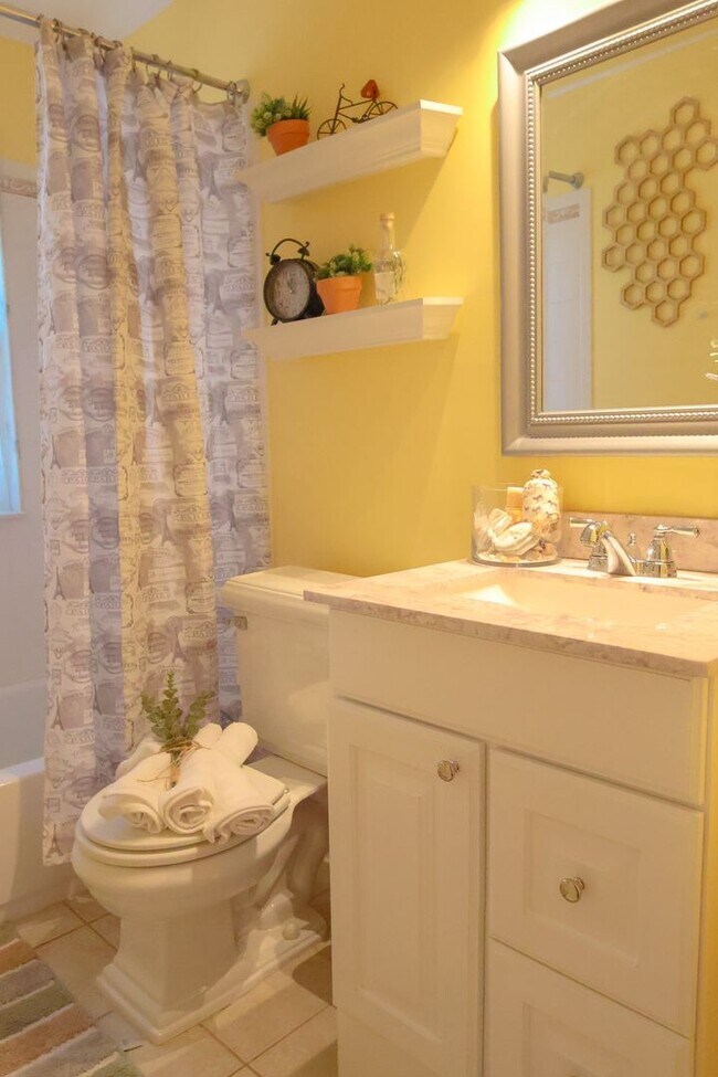 Building Photo - Brentwood Cottage for Lease