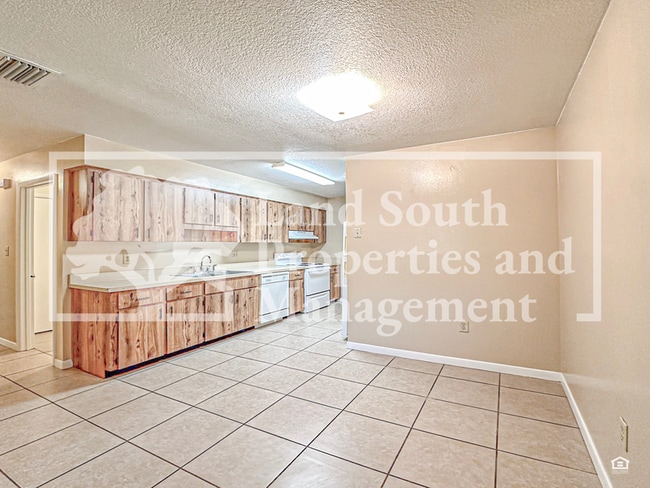 Building Photo - 2527 Crystal Lake Acres Dr