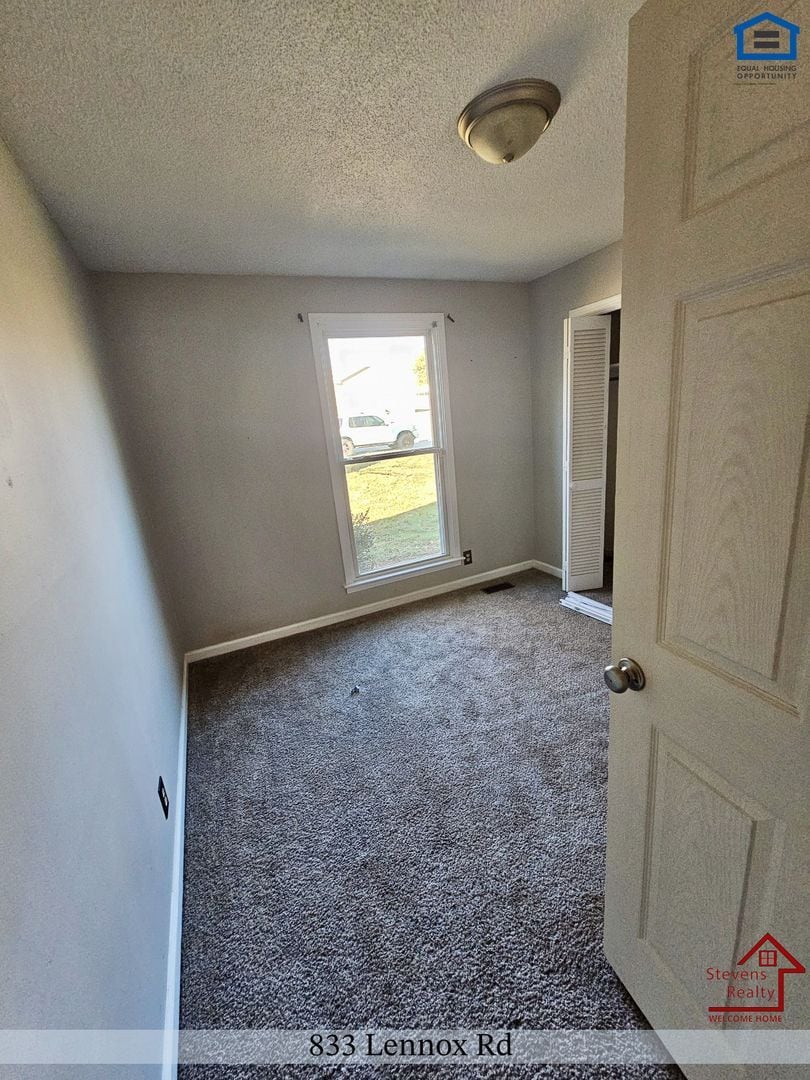 Building Photo - 833 Lennox Rd