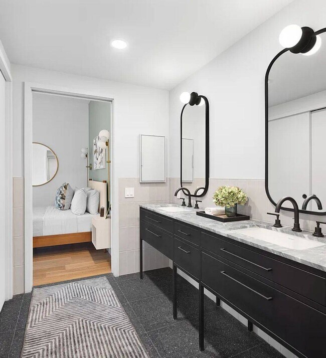 Building Photo - 547 W 47th St