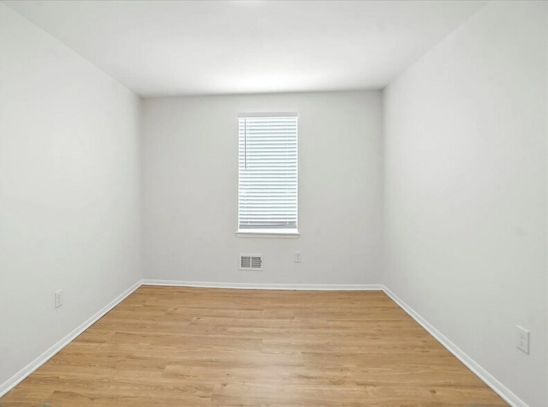 Bedroom 3 - 800 E North Ave