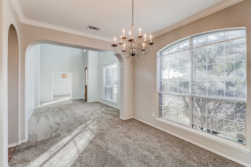 Building Photo - 925 Trailwood Dr