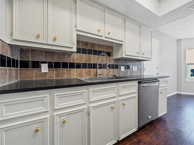 Building Photo - 1002 Cresswell Dr