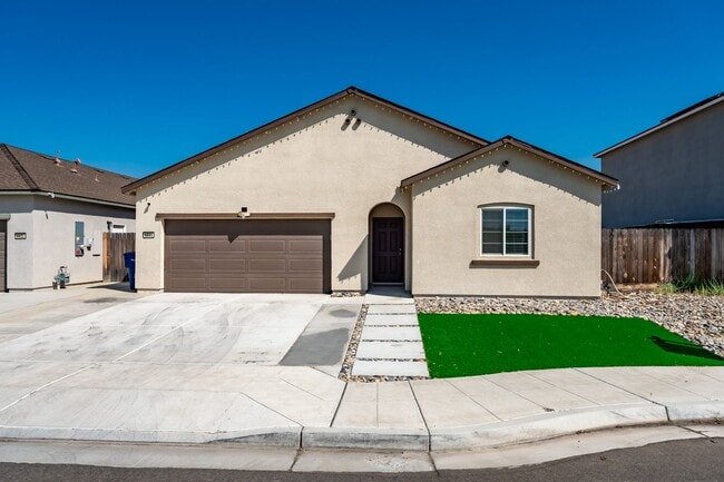 Primary Photo - Modern, solar-ready, 3 bed / 2 bath House ...
