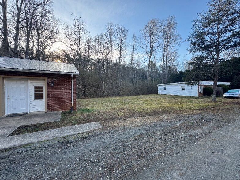 Building Photo - 706 Cherry Mountain St