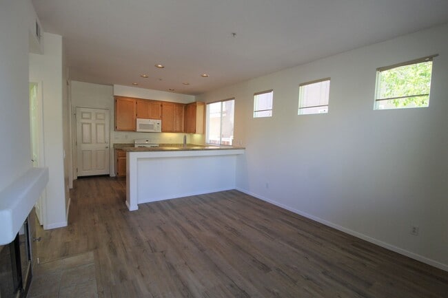 Building Photo - Large Ventura Home with Community Pool
