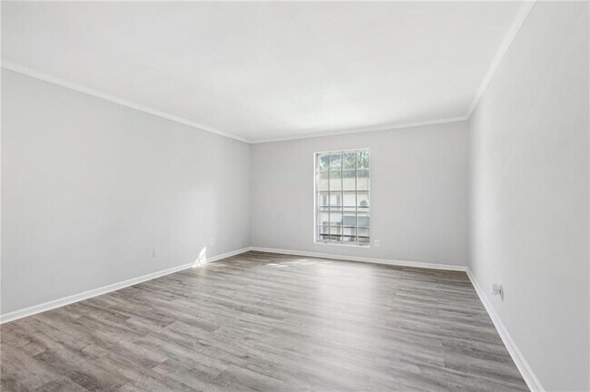 Building Photo - 5560 Kingsport Dr