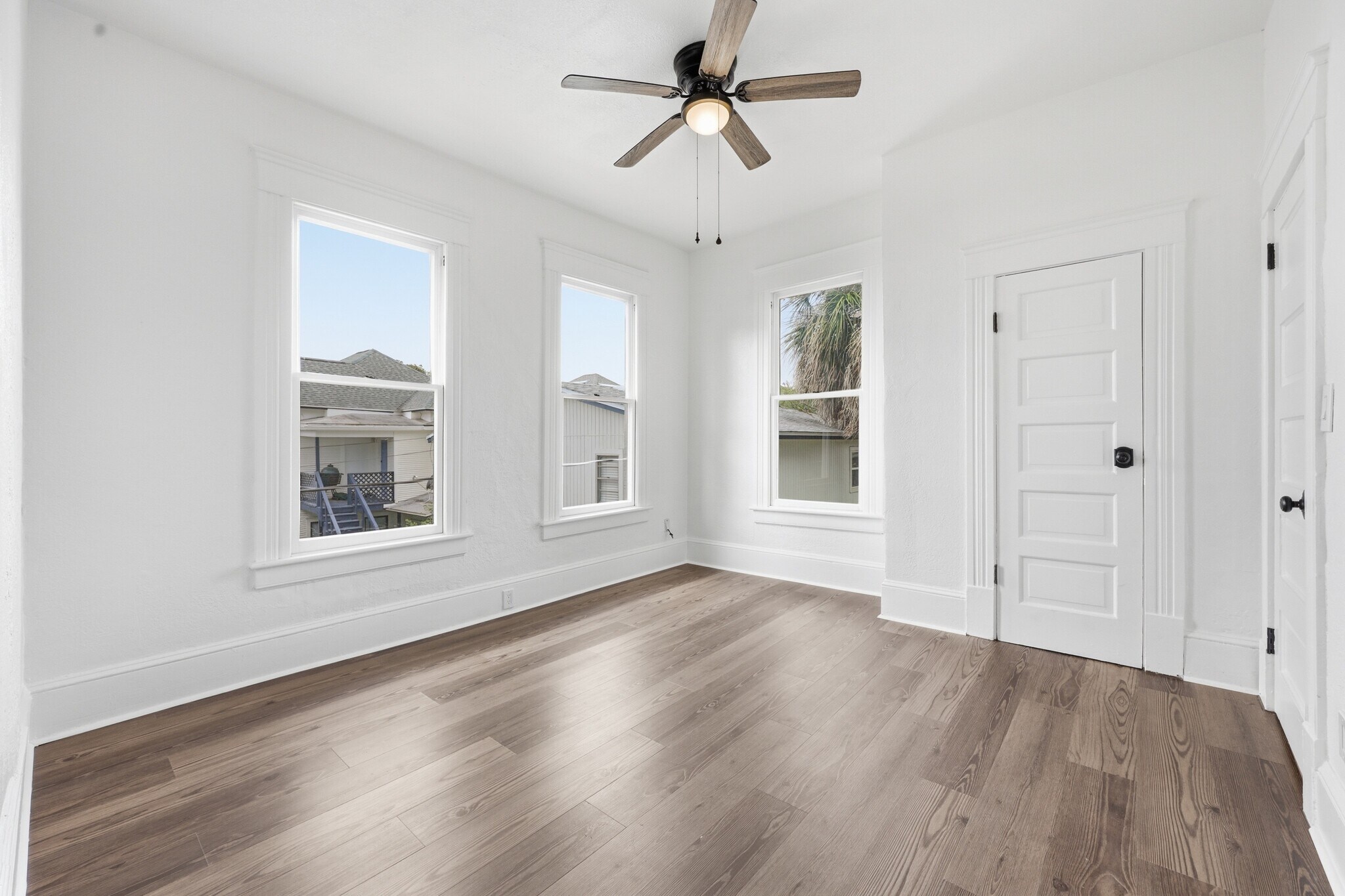 Bedroom/Living Room - 2253 Herschel St