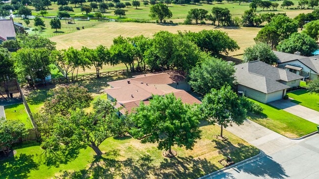 Building Photo - 3 Bedroom 2 Bath 2 Car Garage - Backs Up To A Nice Farm