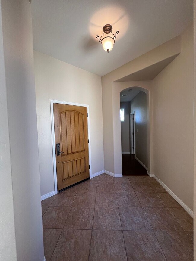 Building Photo - Charming 3 bedroom 2.5 bath!