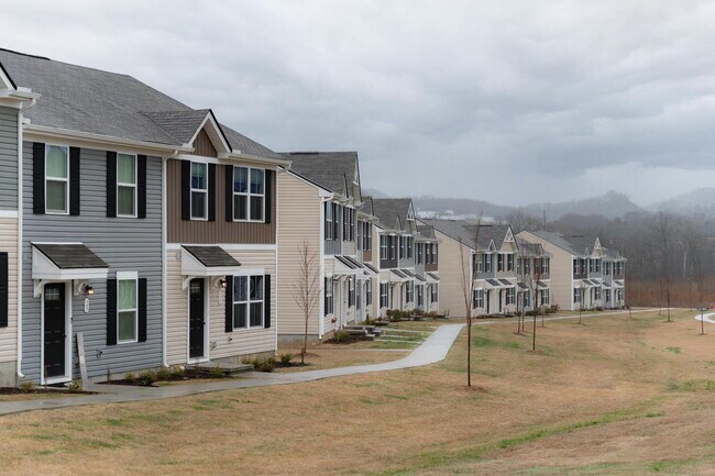 Building Photo - 3 bedroom, 2.5 bathroom townhouse.