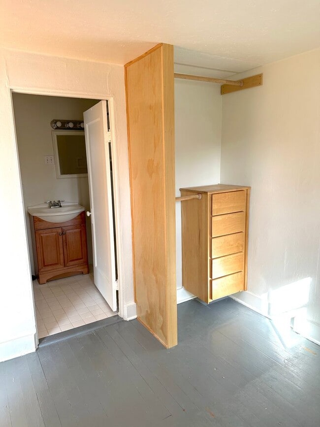 Building Photo - 1-Bedroom Cottage on Bench