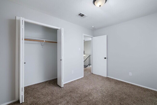 Building Photo - 1 Ground Brier Ct