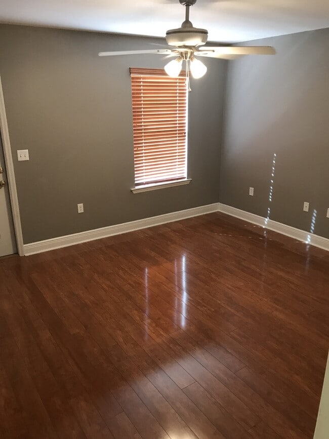 Building Photo - Gorgeous 3/3 Townhome!