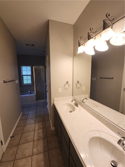 Building Photo - 3920 Park Hurst Dr