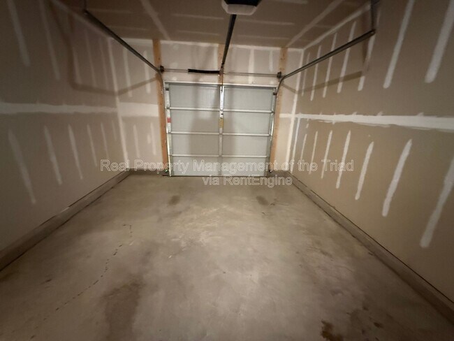 Building Photo - 886 Falls Grove Trl