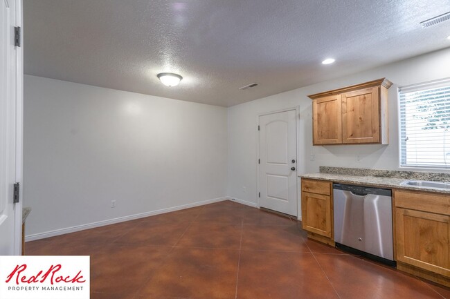 Building Photo - DOG-FRIENDLY 3 Bedroom Townhome with INTER...